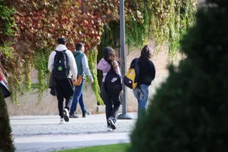 Estudiantes de camino a la biblioteca | Andrea Mateos