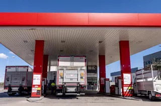 Un camión repostando en una gasolinera | EP