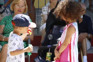 Calor, niños haciendo burbujas