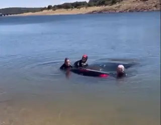 Foto del rescate del vehículo del fondo del embalse de Santa Teresa 