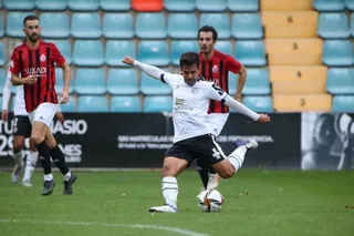 Telles se dispone a disparar ante el Unión Adarve / FOTO SALAMANCA24HORAS.COM