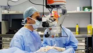 Especialistas del Instituto de Microcirugía Ocular (IMO)
