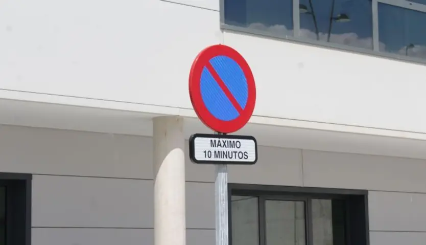 Los vehículos no pueden estacionar por más de 10 minutos en el Nuevo Hospital