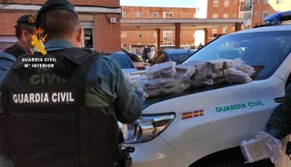 El hachís que llevaban escondido. | GUARDIA CIVIL