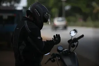 Motorista poniéndose los guantes | Fotografía EP