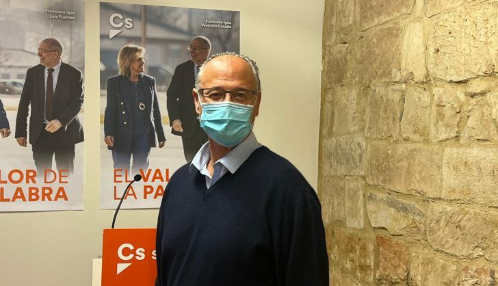 Luis Fuentes siguiendo la jornada electoral en la sede de Ciudadanos