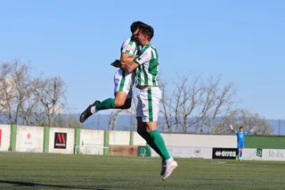 Jugadores del Guijuelo celebran disputar los play off de 1ª RFEF