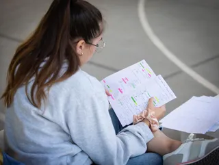 Alumna estudiando antes de un examen. Archivo
