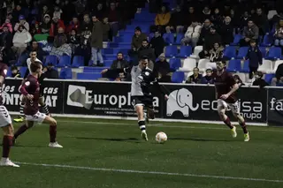 Jon Rojo centra ante el Pontevedra | FOTO SALAMANCA24HORAS.COM