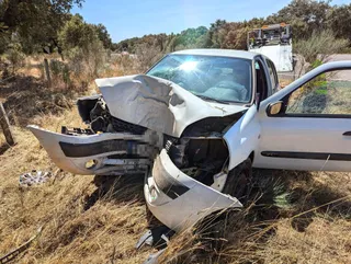 Herida una mujer tras empotrar su coche contra una encina en Carpio de Azaba (ICAL)