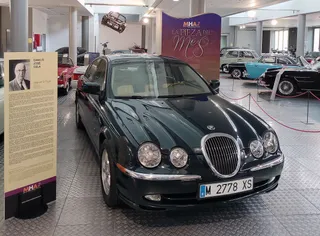 El Jaguar S-Type de Camilo José Cela espera a los visitantes del Museo de la Automoción