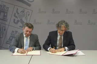 El consejero de la Presidencia, Luis Miguel González Gago, y la Fiscalía General del Estado, representada por el fiscal superior de Castilla y León, Santiago Mena Cerdá