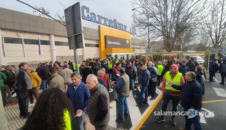 GALERIA | Agricultores y ganaderos protestan en las inmediaciones del Carrefour y la Plaza de Toros