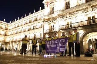 El grupo de Amnistía Internacional Salamanca realiza una performance para unirse a la reclamación de medidas efectivas frente a la violencia de género