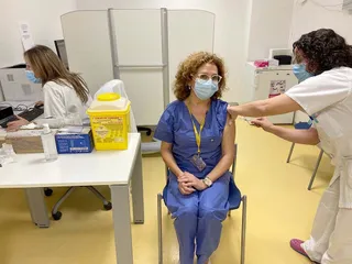 Una médico de urgencias recibe la vacuna. | ICAL