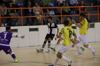 Berti lanza ante el Cáceres Universidad FS | FOTO ANDREA MATEOS