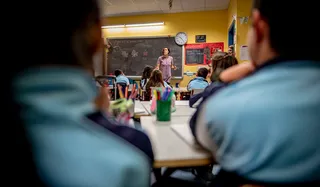 Profesora impartiendo clase a sus alumnos | Europa Press