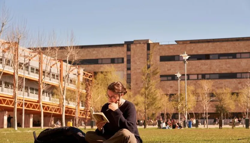 Una estudiante lee un libro en el Campus Unamuno | Foto: Comunicación USAL