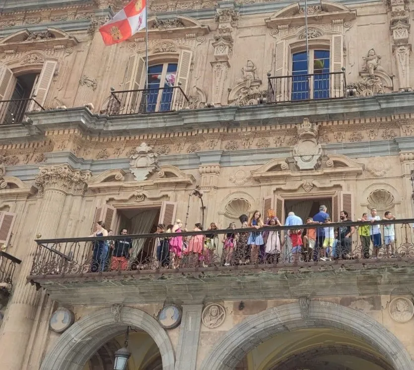 Los niños saharauis observan la Plaza Mayor desde el balcón del Ayuntamiento