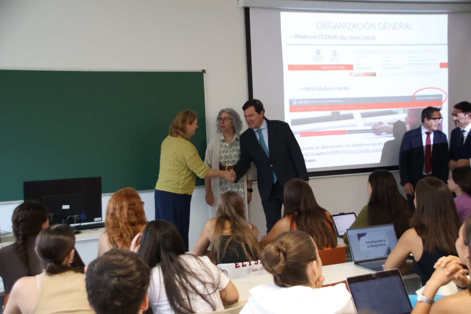 Ma&ntilde;ueco saluda a una de las profesoras en la nueva Facultad de Ambientales