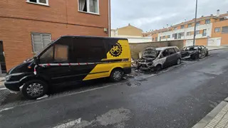Incendio de tres vehículos en la calle San Antonio de Carbajosa de la Sagrada