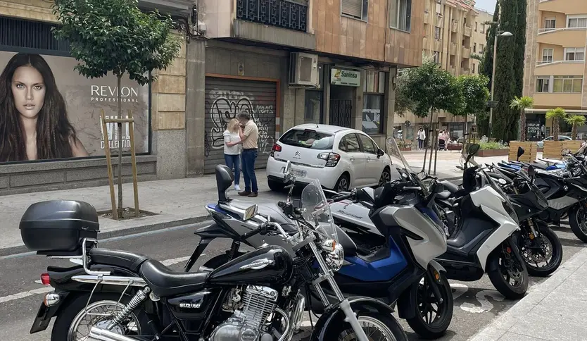 Accidente un autobús y un turismo en la avenida Mirat