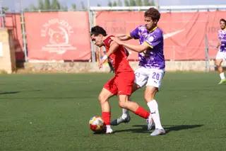 Alonso García, ante el Palencia CF.