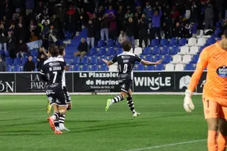 Slavy festeja su gol ante el Lugo | FOTO ANDREA MATEOS