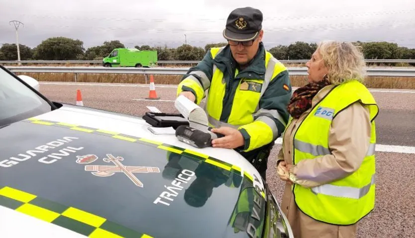 La subdelegada del Gobierno en Salamanca, Encarnación Pérez, en un control de la Guardia Civil de Tráfico en la A-62 en La Rad, término municipal de Galindo y Perahuy