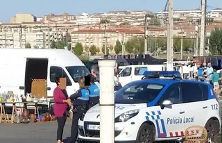 La Policía Local realiza cuatro incautaciones de productos falsos en el Rastro de La Aldehuela