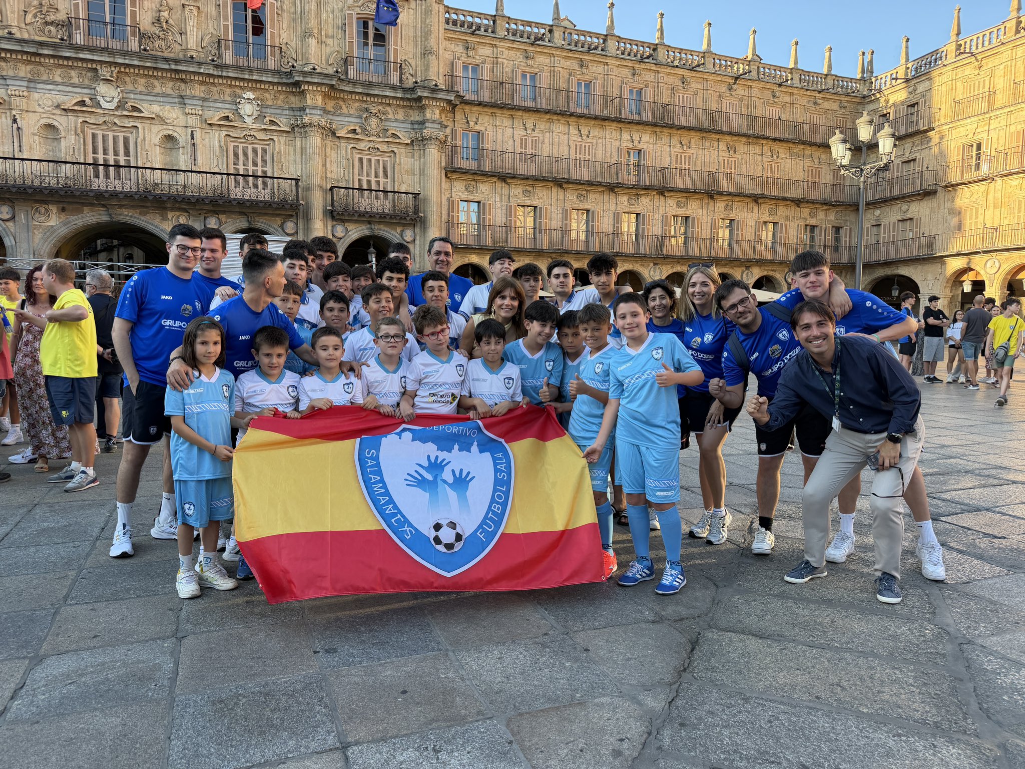 Almudena Parres, Recibe En La Plaza Mayor a Los Participantes Del X Torneo Internacional Ciudad De #salamanca De F&uacute;tbol Sala2,