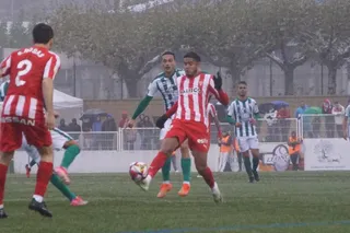 Willy persigue a un jugador del Sporting de Gijón | FOTO JUANES