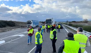 Agricultores y ganaderos en la A 50 este viernes 23 de febrero. Foto Miguel Navarro ICAL (4)