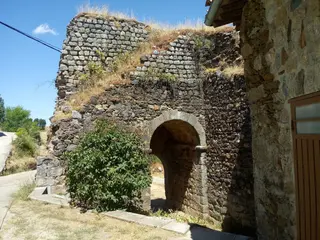 Interior de la Puerta del Sol de la muralla de Monleón
