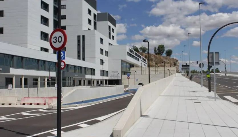 Los pacientes que acuden a Rehabilitación u Oncología deben bajar por unas escaleras o dar un rodeo por el paseo de la Transición Española