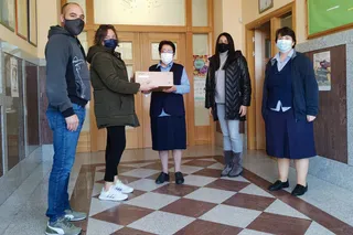 Un momento de la entrega del proyector donado por el AMPA al Colegio La Encarnación
