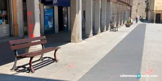 La Policía de Peñaranda pide ayuda ciudadana para localizar a los autores de un pintada en la Plaza