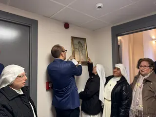 Colocación de la Virgen de la Salud en la enfermería con motivo del Carnaval del Toro | Ayuntamiento de Ciudad Rodrigo / CASAMAR