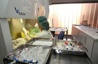 Elaboración de quimioterapias en la zona limpia del Servicio de Farmacia Hospitalaria del Río Ortega. ICAL