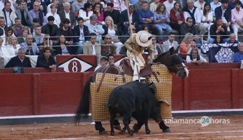 Puyazo de Paco de María en el cuarto toro de García Jiménez. Foto Juanes