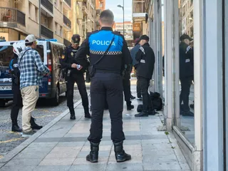 Policía Local y Nacional en la calle Rodríguez Fabres (2)