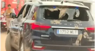 Así ha quedado el coche oficial de Pedro Sánchez tras los incidentes en Valencia. FOTO: wallstreetwolverine