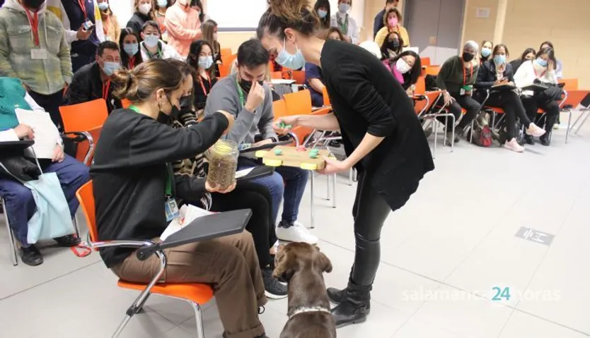 Terapia asistida con perros en el centro de Alzheimer (1)