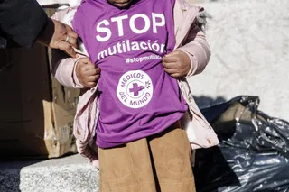 Una niña viste con una camiseta de 'Stop mutilación' durante un acto para conmemorar el Día Internacional de la Tolerancia Cero contra la Mutilación Genital Femenina. Foto Carlos Luján | Europa Press