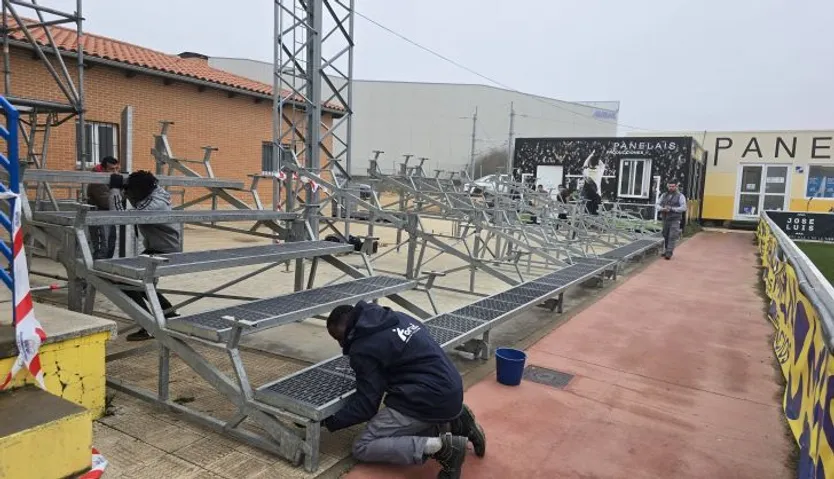 Instalación de gradas supletorias en el Reina Sofía para el Unionistas Rayo Vallecano de Copa del Rey | FOTO ANDREA MATEOS
