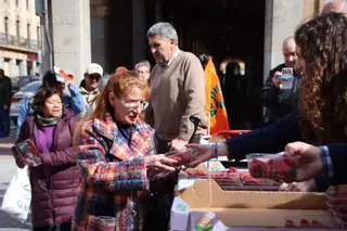 Colas interminables en Gran Vía por el reparto gratuito de fresas en Salamanca