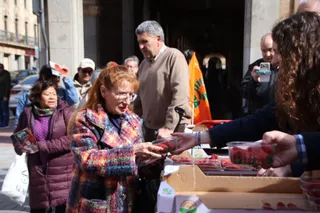 Colas interminables en Gran Vía por el reparto gratuito de fresas en Salamanca