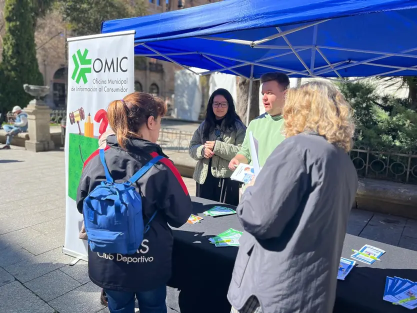 Carpa informativa por el Día Mundial de los Derechos del Consumidor en la plaza de Los Bandos