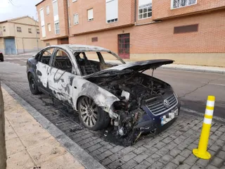 GALERÍA | Un coche arde en la calle Mayor de Chamberí