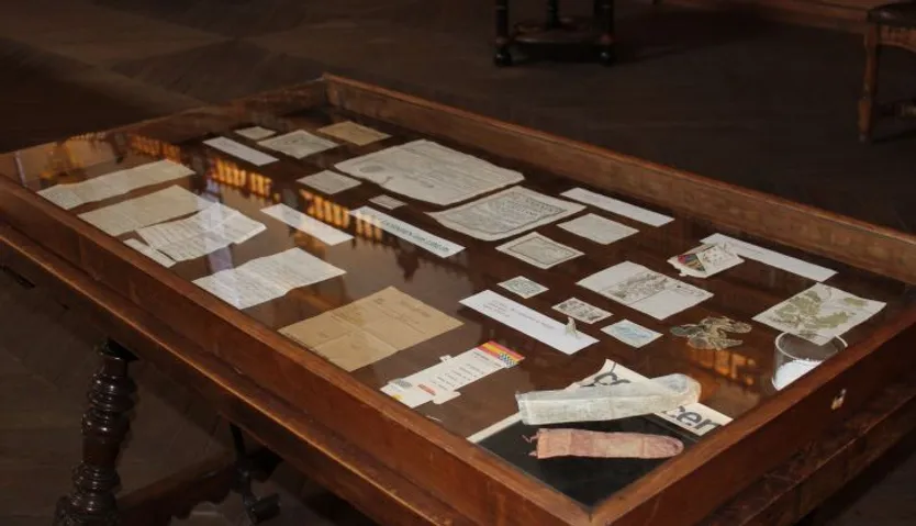 La vitrina de la Biblioteca Histórica de la USAL con las serendipias expuestas.